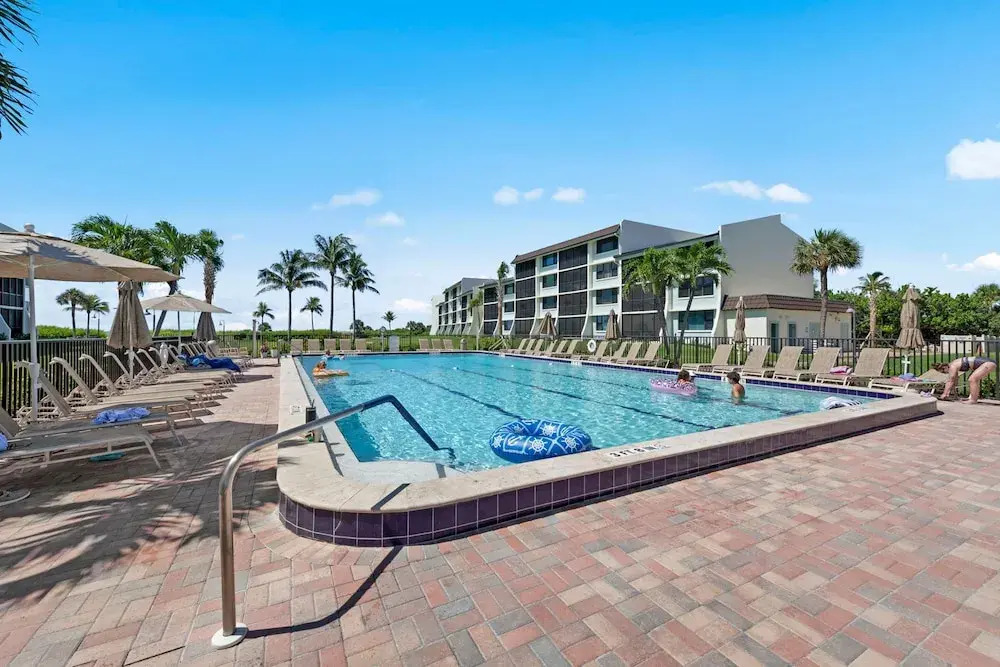 Loggerhead Cay 443 Pet Friendly on the Beach