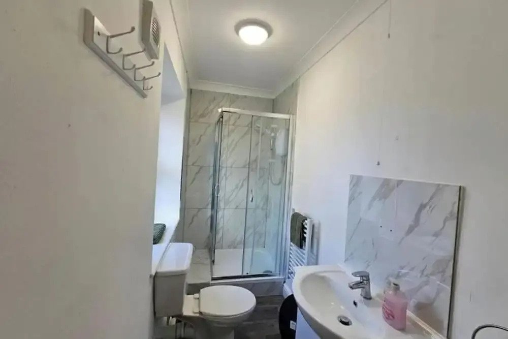 Stylish 1 Bedroom Flat Near Bridgend Town Centre