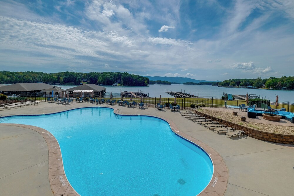 Getaway w/ Resort Perks at Smith Mountain Lake!