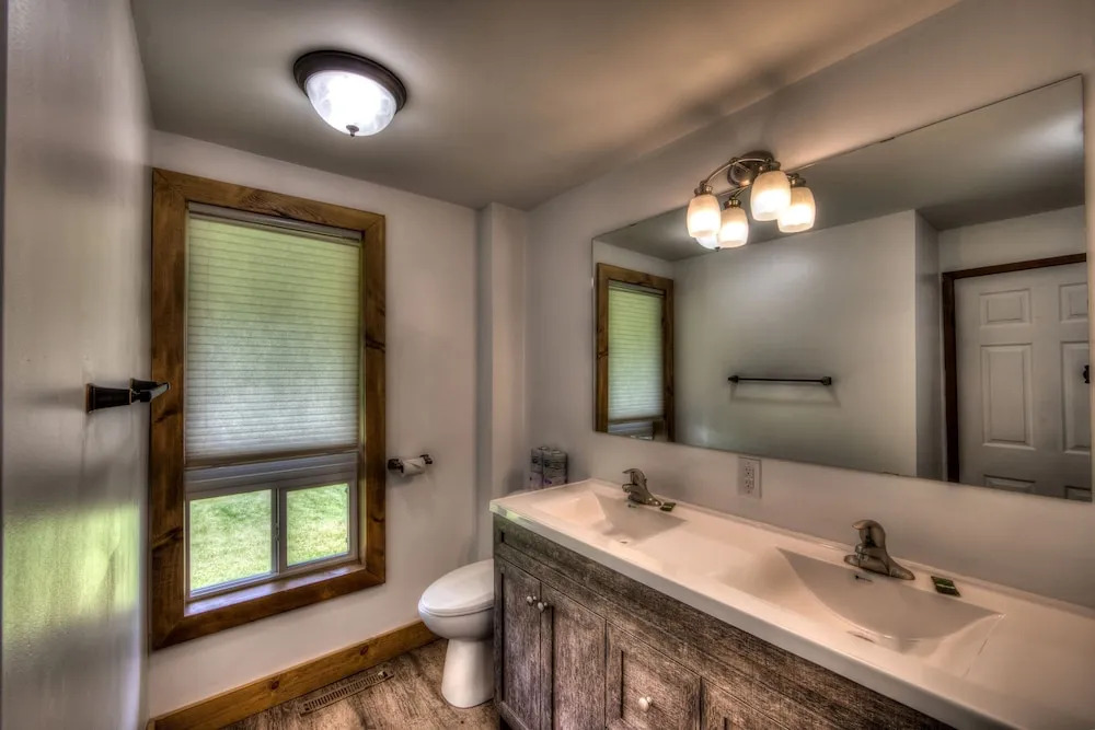Spacious 8 bdrm Blue Mountain Cottage, Perfect for Large Groups, Private Beach, BBQ, Hot Tub, Sauna