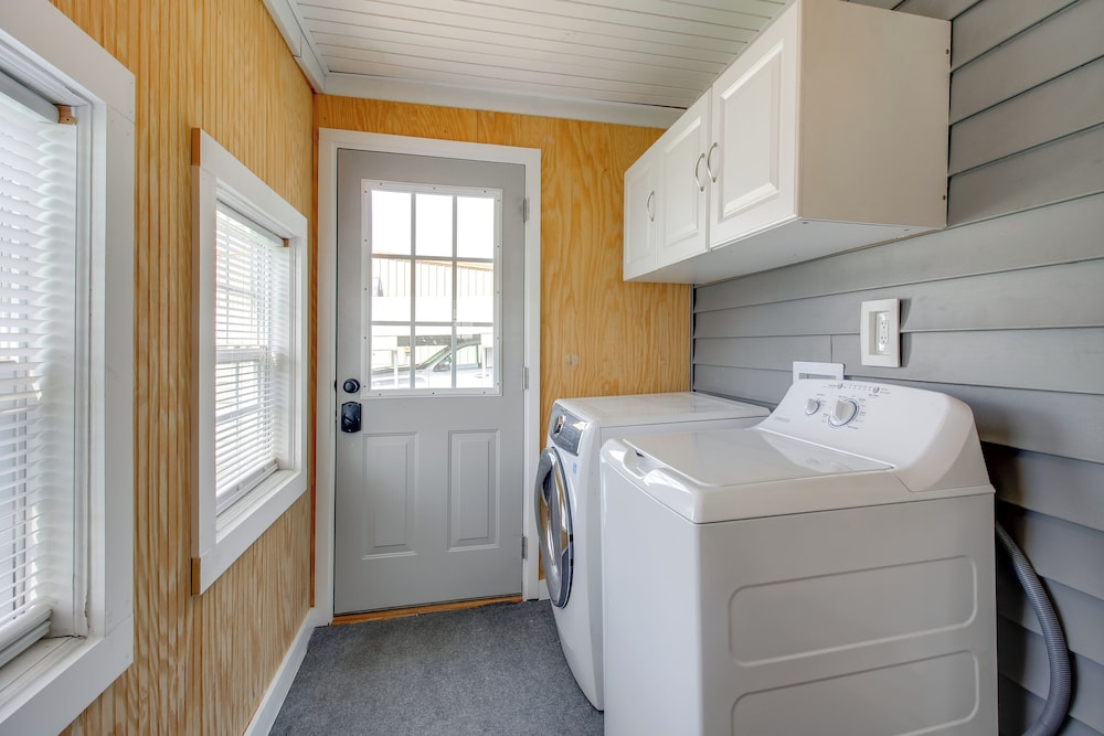 Lakes, Whiskey & More! Charming Home in Tullahoma