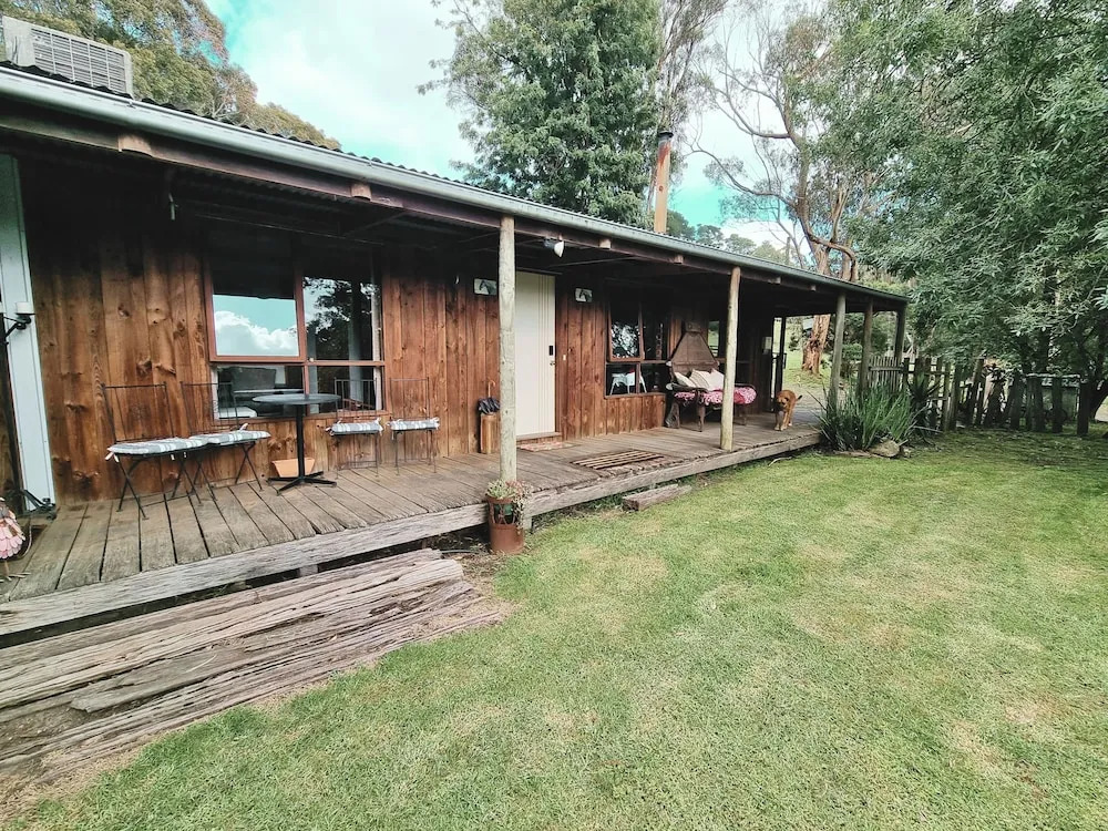 Rustic Country Lane Farmhouse in Lysterfield