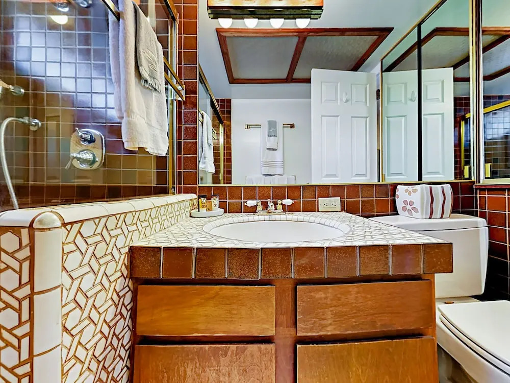 New Listing! 2-units W/ Hot Tubs, Walk To Beach! 4 Bedroom Townhouse