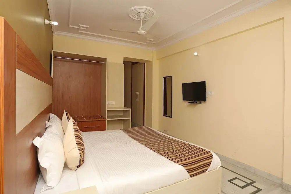 Hotel Red Flag By OYO Rooms