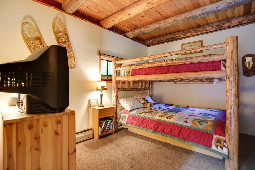 Cozy Easton Cabin w/ Wenatchee Nat'l Forest Views!