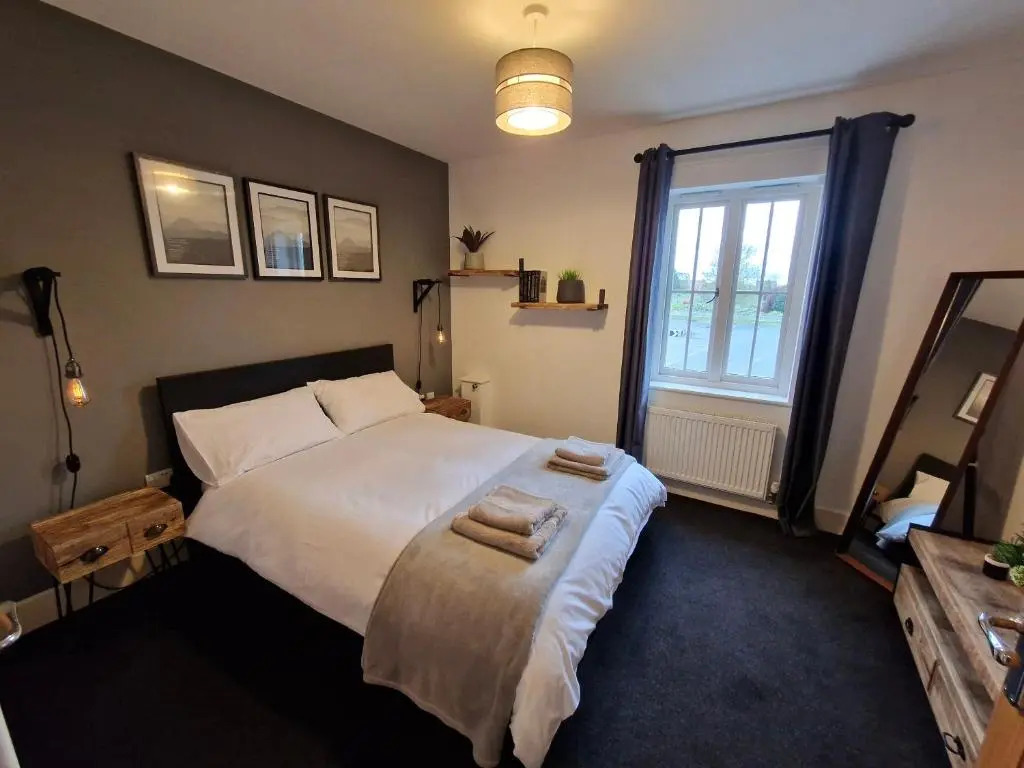 Entire Central 2 Bedroom Apartment (With Parking)