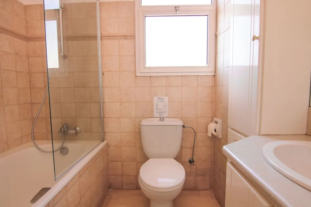 Phaedrus Living: Modern City View Flat Nafi