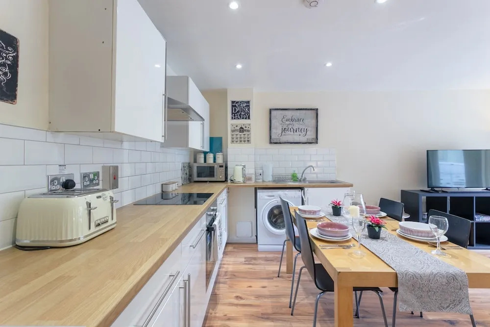 Stylish 4 Bedroom Property in East London