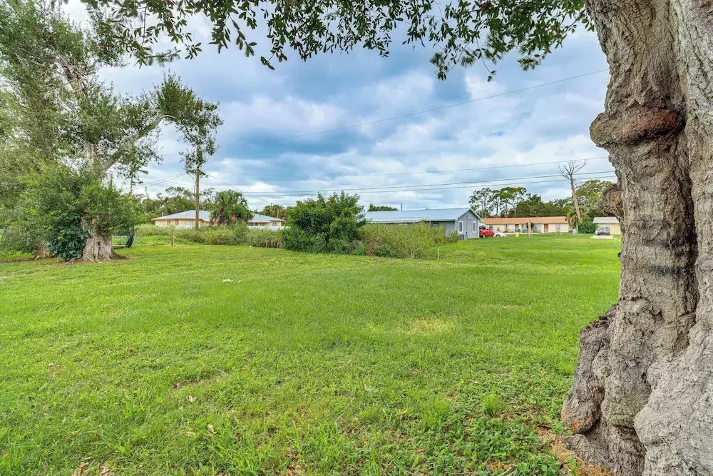 Mins to Beaches & HCA Hospital: Fort Pierce Home