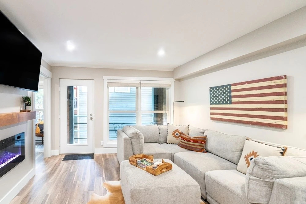 Perfect Location! King Bed, Full Kitchen, Walk To Gondola 2 Bedroom Condo by RedAwning