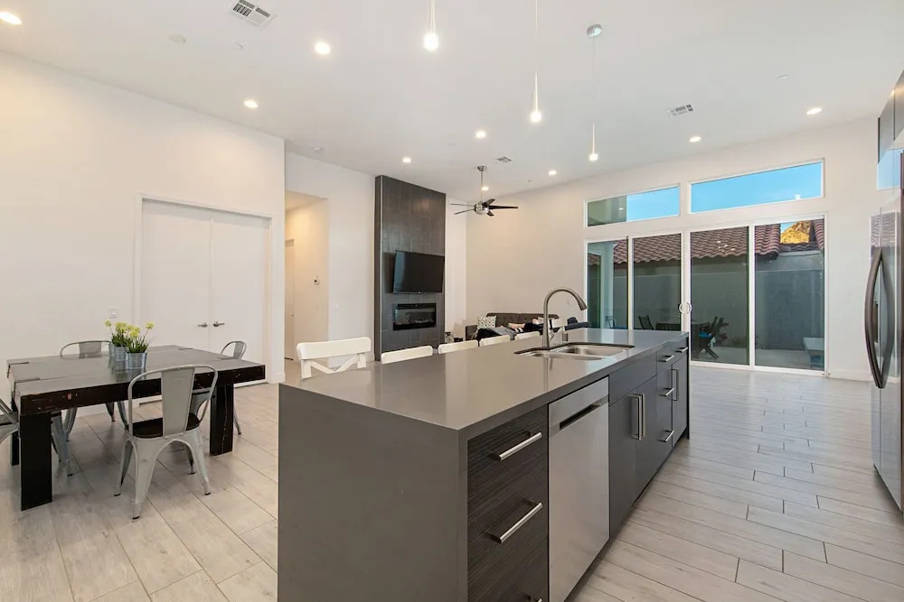 New With Pool + Hot Tub, Close To Downtown 4 Bedroom Home