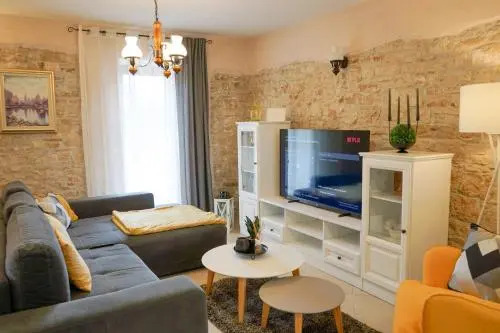 Villa Leon, Wonderful Family Apartment with Pool