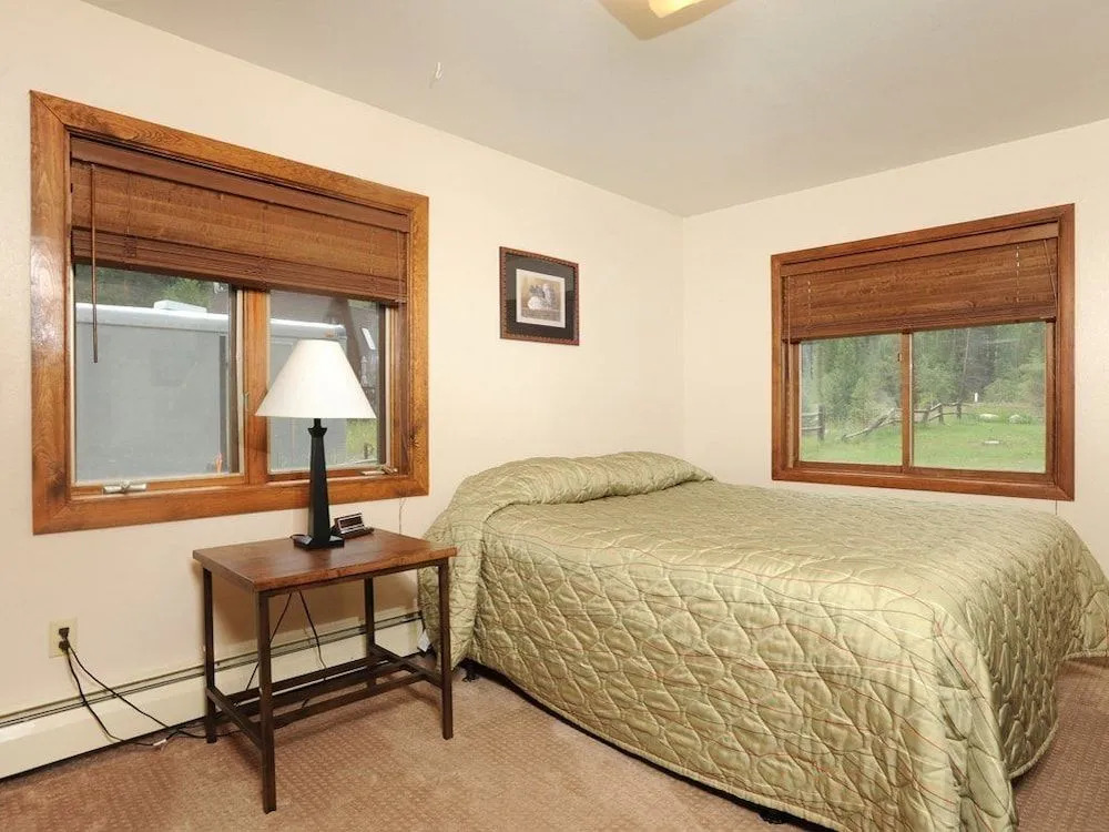 Blue Spruce House 7022