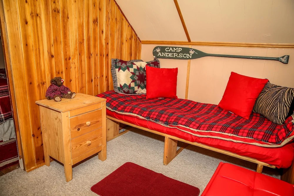 Cinnamon Bear - 2 Br cabin by RedAwning