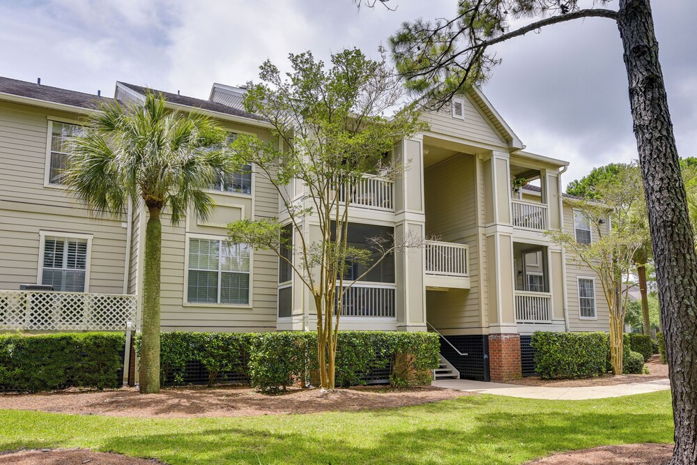 Mount Pleasant Condo w/ Pool & Bikes: Near Beach!