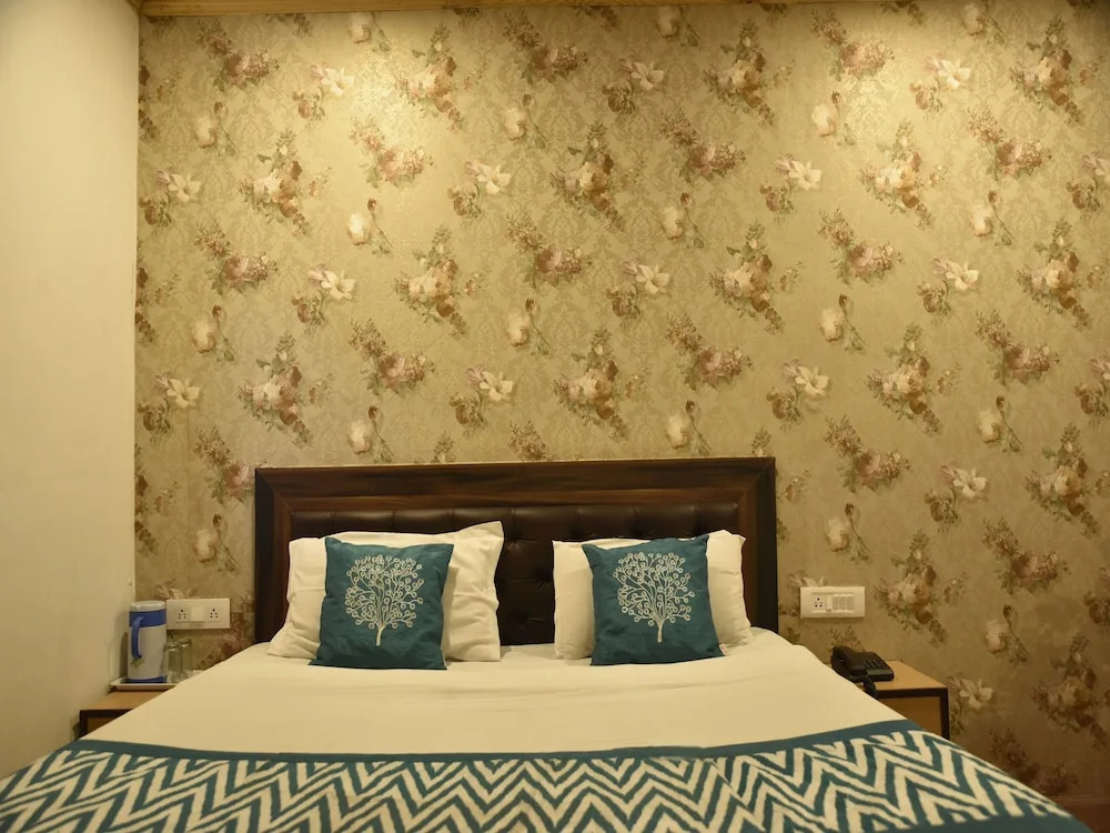 Itsy Hotels Crystal Palace Shimla With Valley View