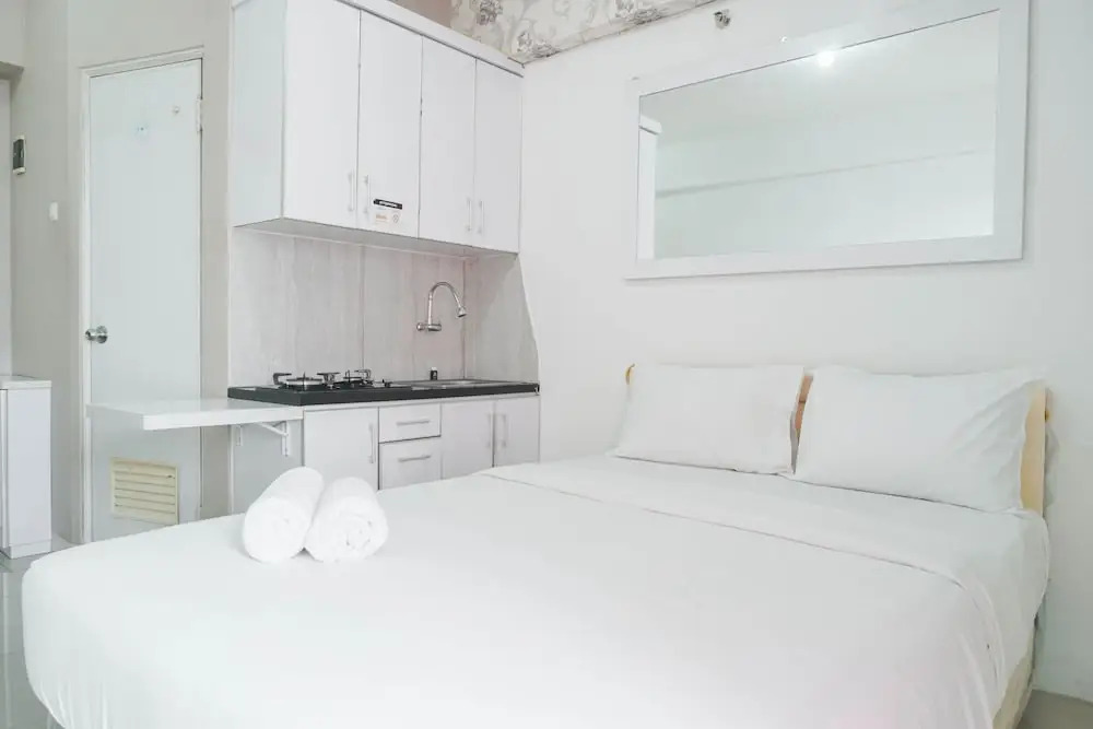 Homey And Comfortable Studio At Green Pramuka City Apartment