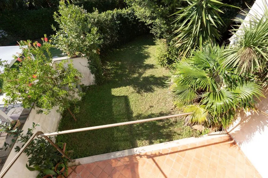 Villa summertime walking distance from the sea with garden