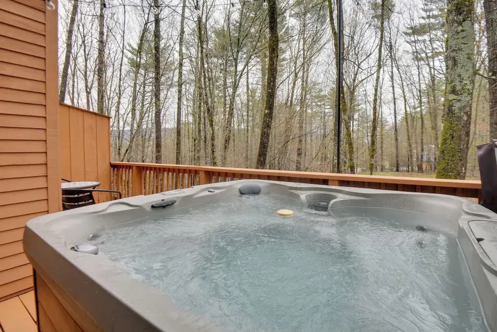 Private Hot Tub & Deck: North Conway Retreat