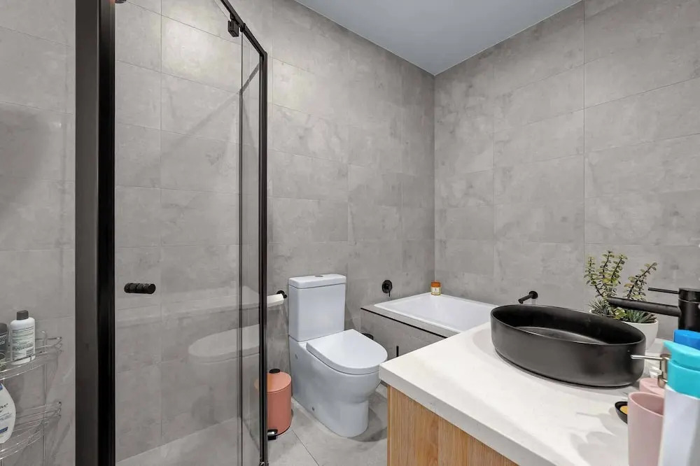 Luxurious 3-bedroom Townhouse in Charming Maidstone 7 KM TO CBD
