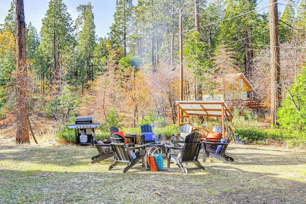 Walk to Golf, Lake: Twain Harte Cabin w/ Fireplace