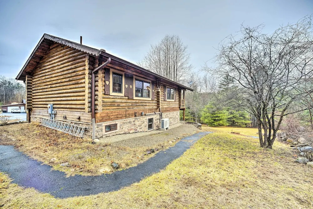 Spacious Cabin w/ Decks Near Saratoga Race Course!