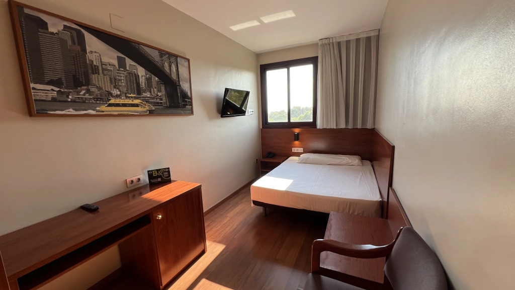 Отель B&B Tarragona Reus