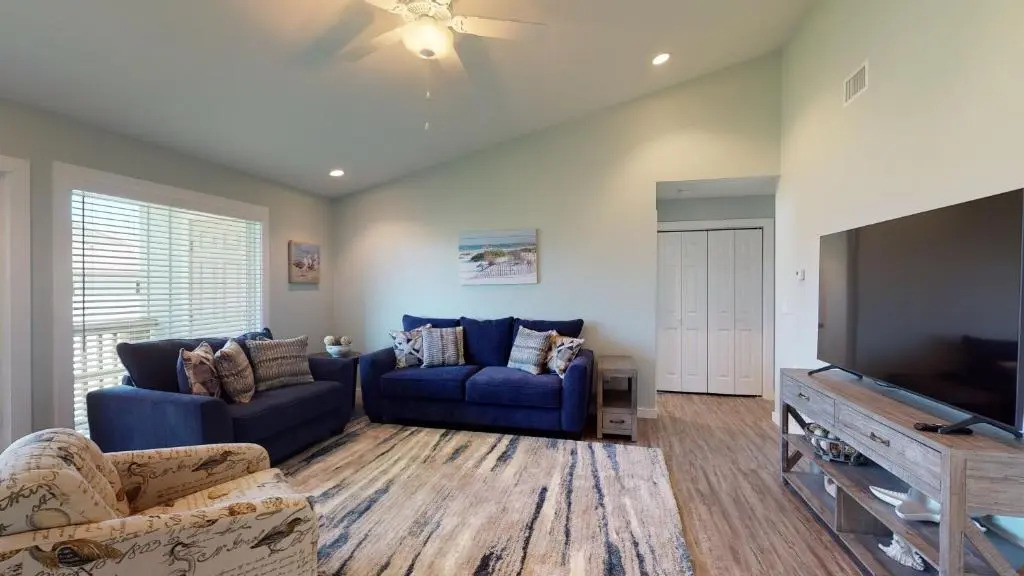 AH-C210 Newly remodeled 2nd Floor Condo, Close to Marina and Ferry