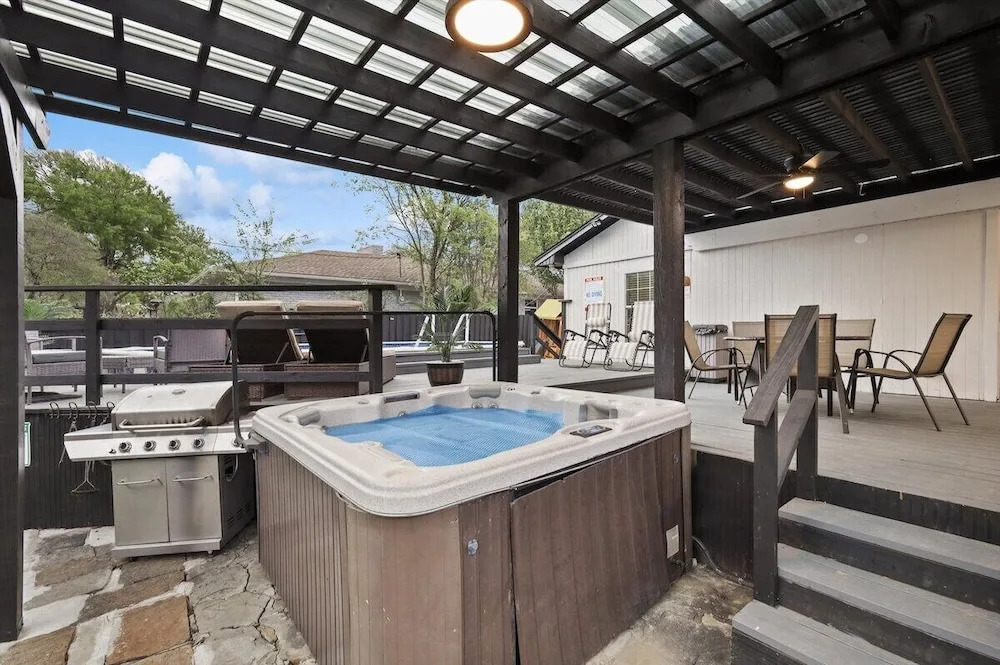 Panoramic 4BR 3B Home With Pool, Grill, Sauna & Game Room
