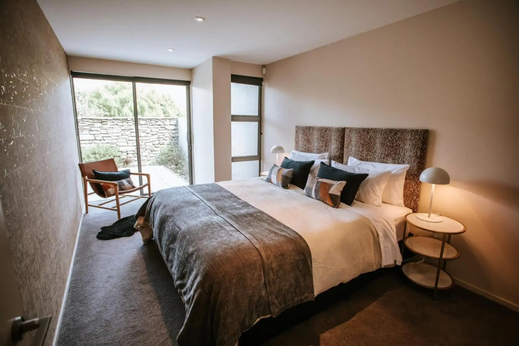Lake Edge - Sleeps 6 - Centrally Located - Lake & Mountain Views
