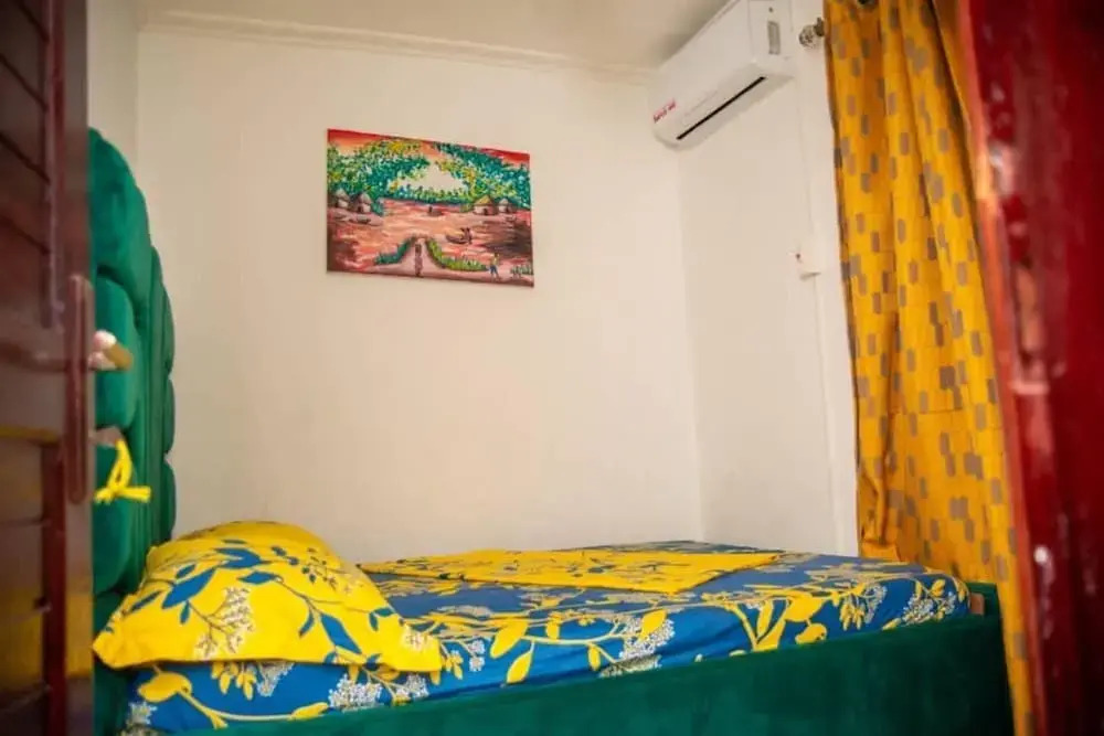 2 Bed Apt Sleeps 5 - Wifi, Parking, Balcony