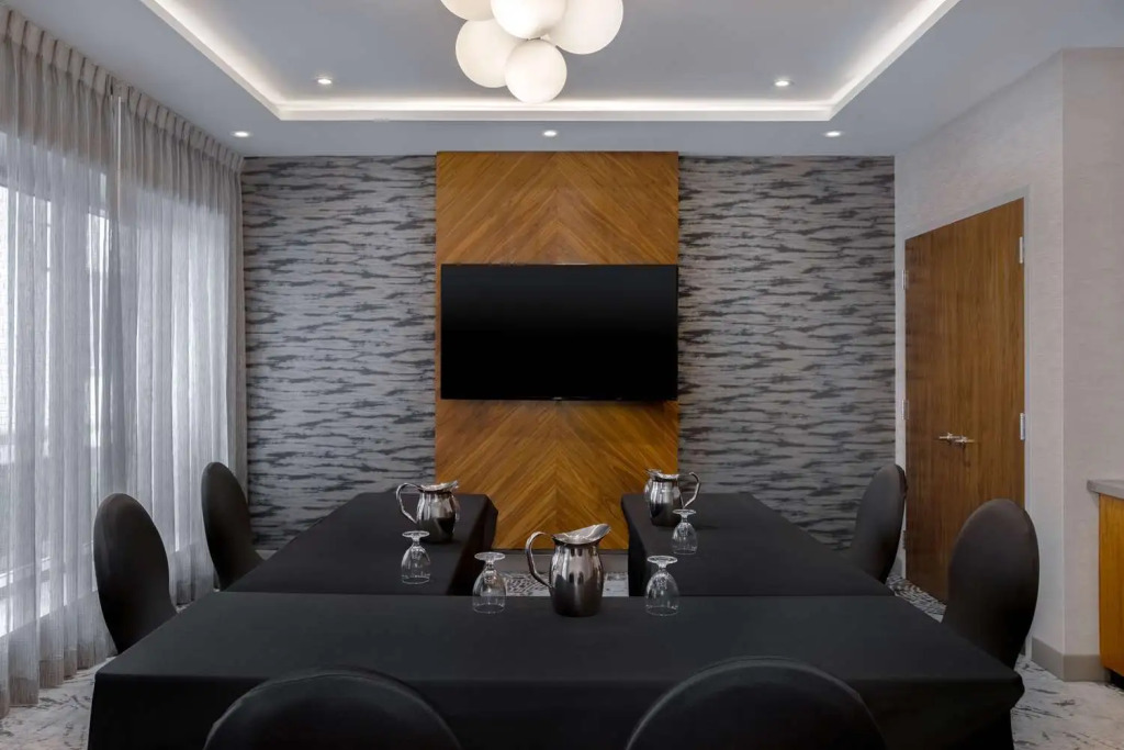 DoubleTree by Hilton Kingston - Newly Renovated