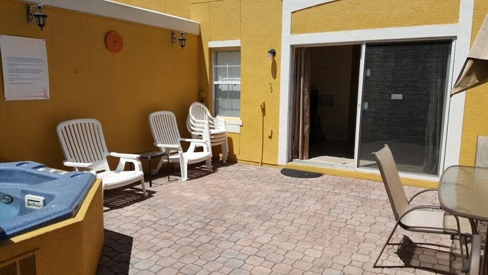3br, 2.5ba T/ W/ Al Fresco Patio Dining 3 Bedroom Townhouse