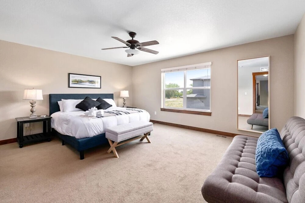 Spectacular Townhome near Breweries and River District!