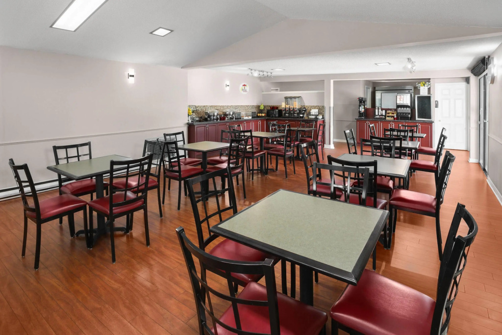 Super 8 by Wyndham Gananoque - Country Squire Resort