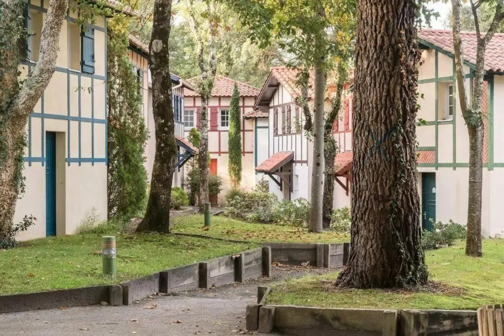 Maison au milieu des pins entre golf et océan