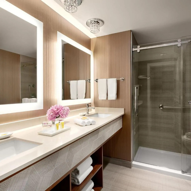 Auberge Vancouver Hotel