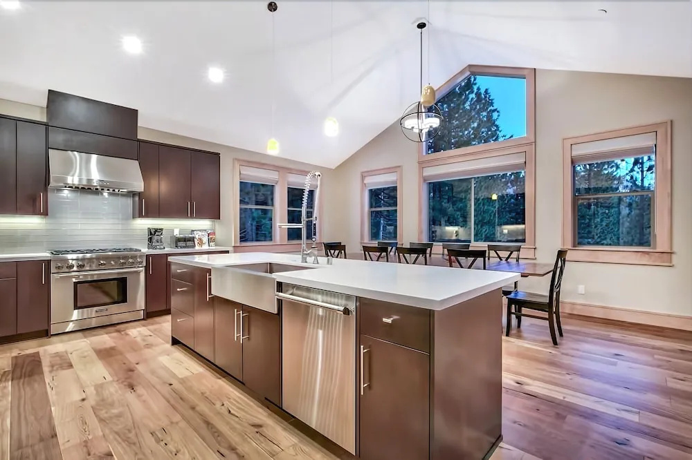 Redwood Lodge 7 Bedrooms 5.5 Bathrooms Home