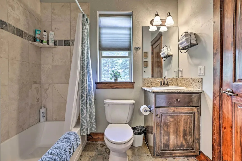 Chic House w/ Patio: 2 Blocks to Payette Lake!