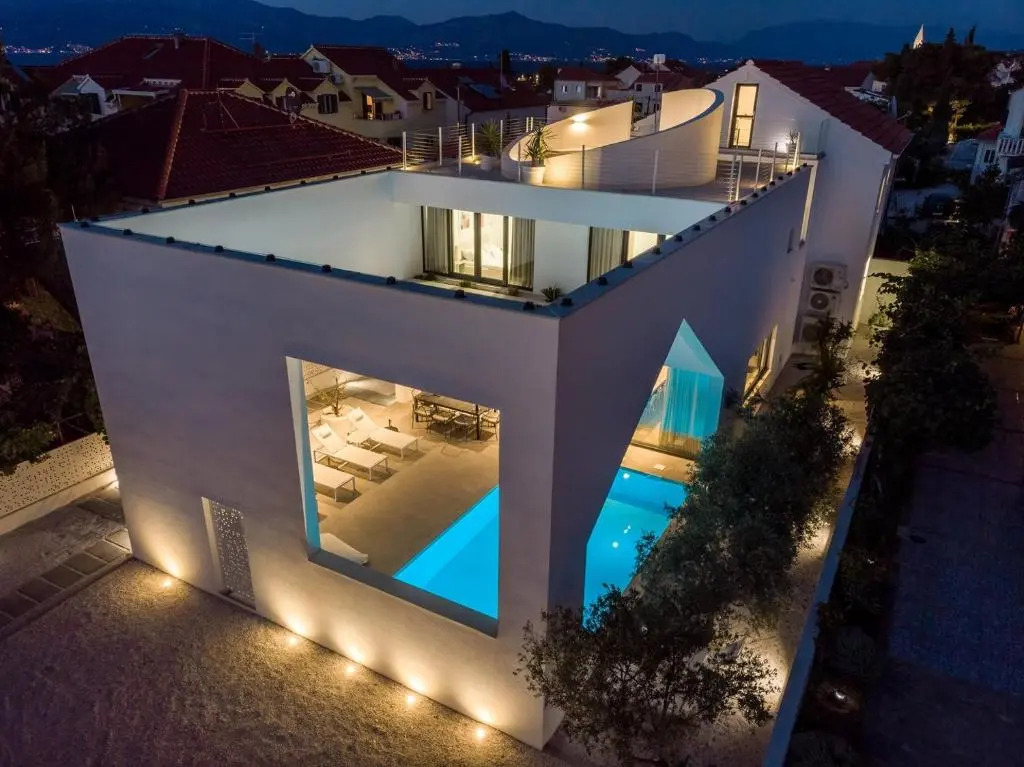 Luxury 5-bedroom Villa Altabianca with a Heated Pool, Finnish sauna, an outdoor Cinema, 50m from the beach