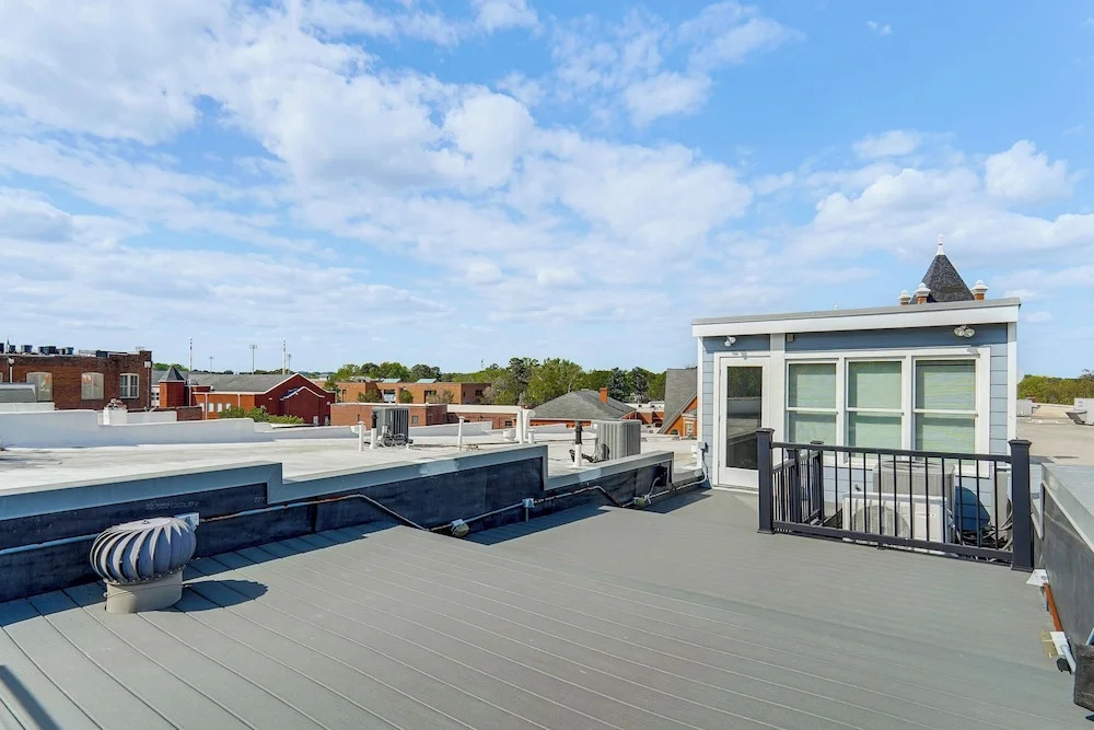Stylish Downtown Loft: Rooftop Patio + 2 King Beds