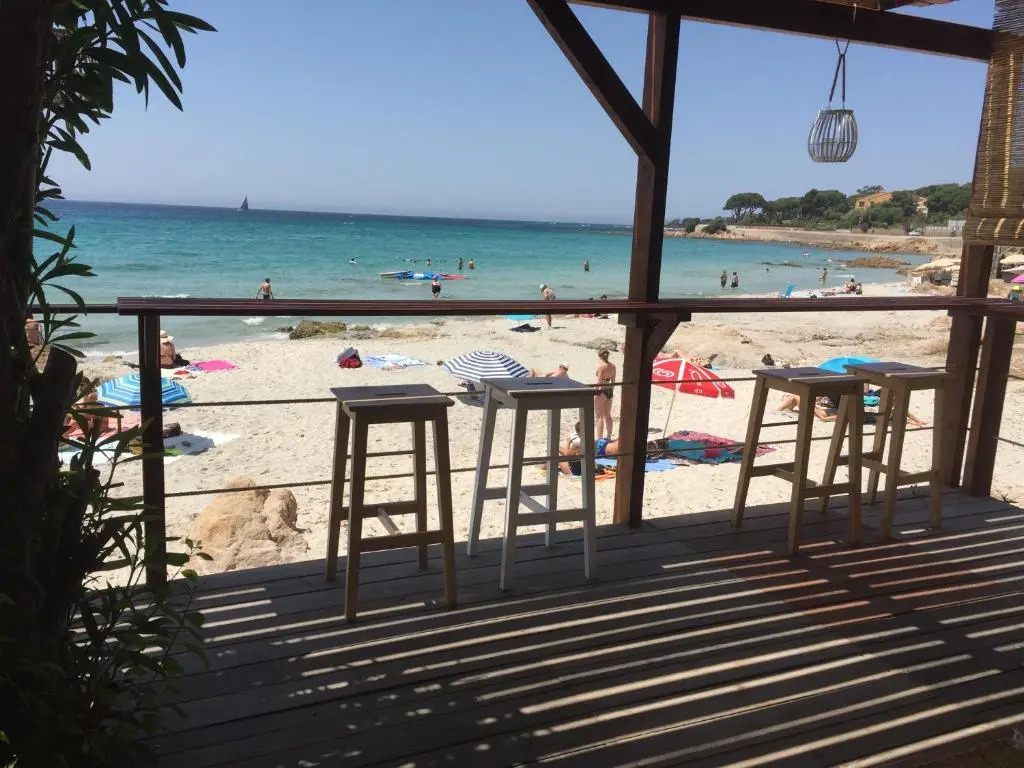 Ajaccio magnifique T2 37m2 centre ville vue mer au bord de la plage Neuf 4 couchages balcon parking privé fermé Clim wifi