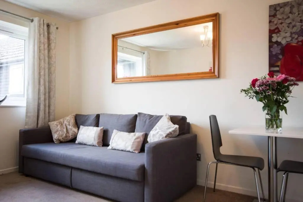 Central quiet self check in 1 bedroom apartment up to 4