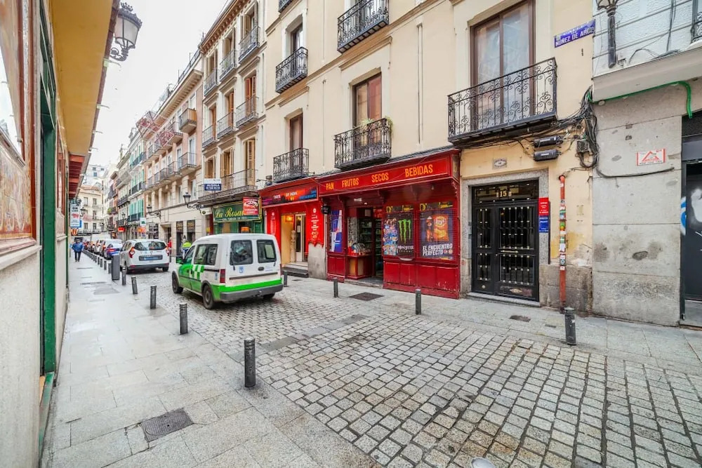 Bright & Spacious Three Bedroom Apartment in Centro