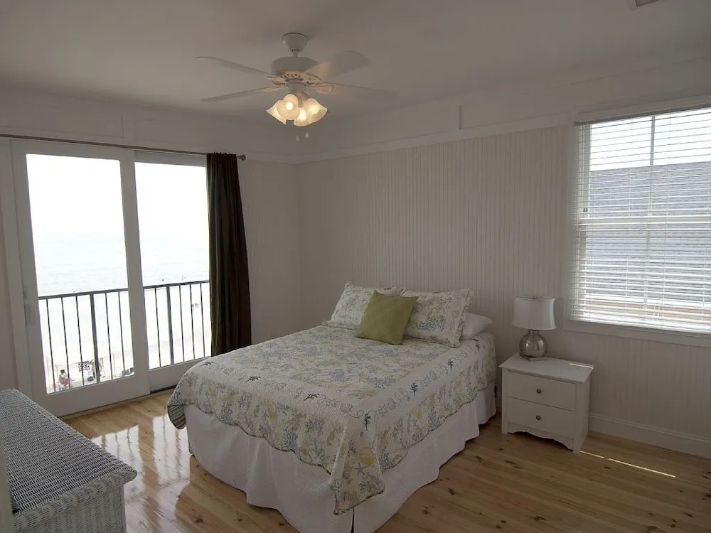 Moontide - 5 Br home by RedAwning