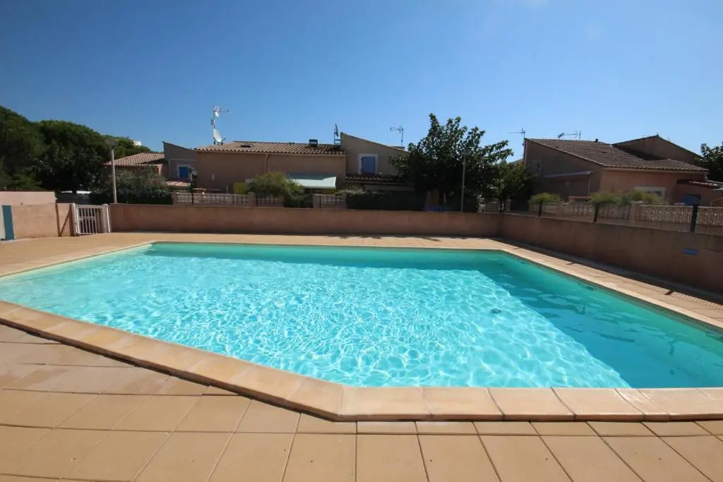 Belle villa 4 couchages a 400 m de la plage 2 chambres terrasse d angle parking dans résidence sécurisée avec piscine commune LROND39