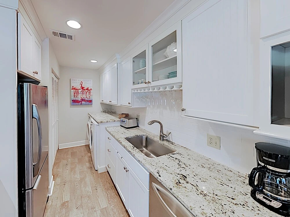 Updated Harbour Town Hideaway w/ Pool & Balcony condo