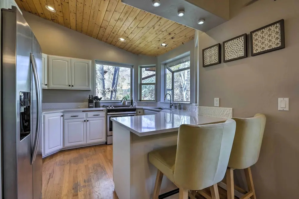 Cozy Carbondale Escape w/ Deck & Grill!