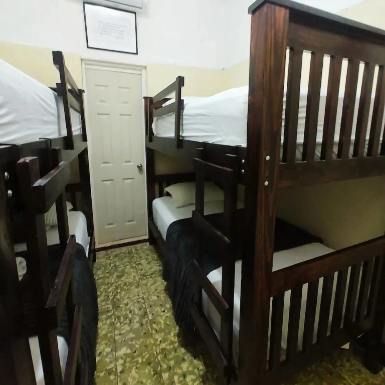 Gold House Parking & Hostal