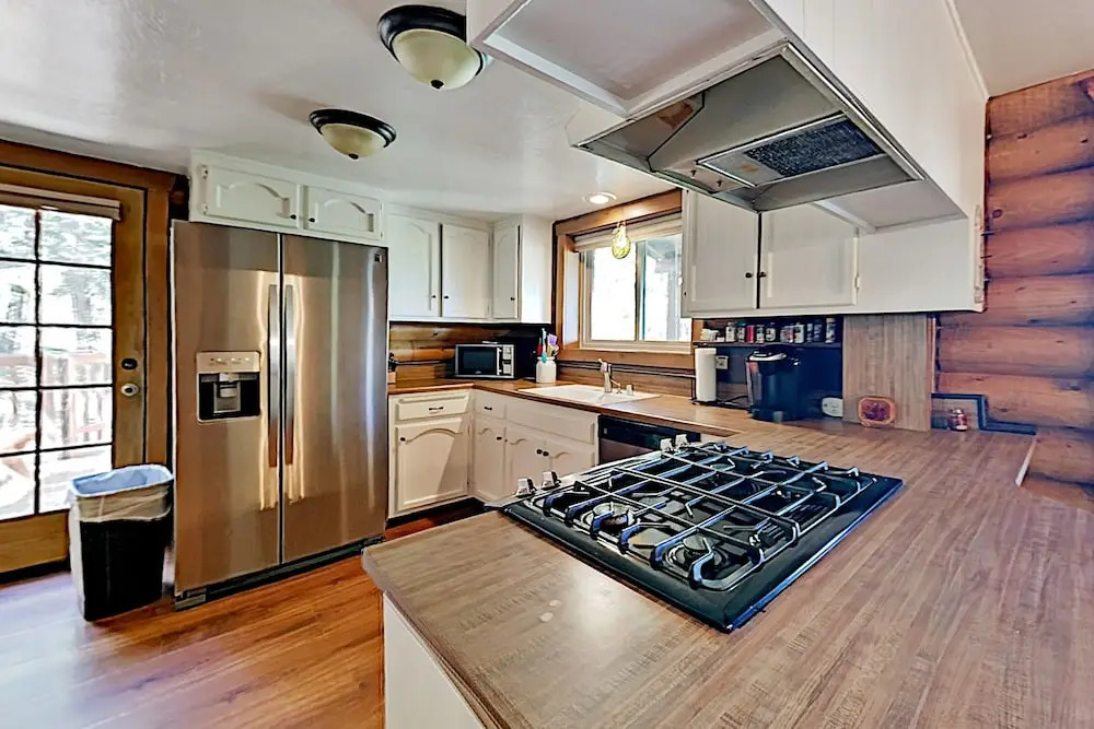 Beautiful Log House: Large Deck & Private Hot Tub 3 Bedroom Home
